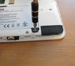 Removing a screw from the Kindle battery