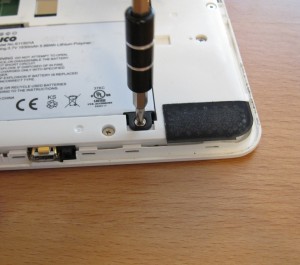 Removing a screw from the Kindle battery